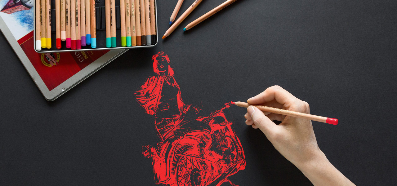 la mano de una artista motera dibuja una ilustración sobre motos