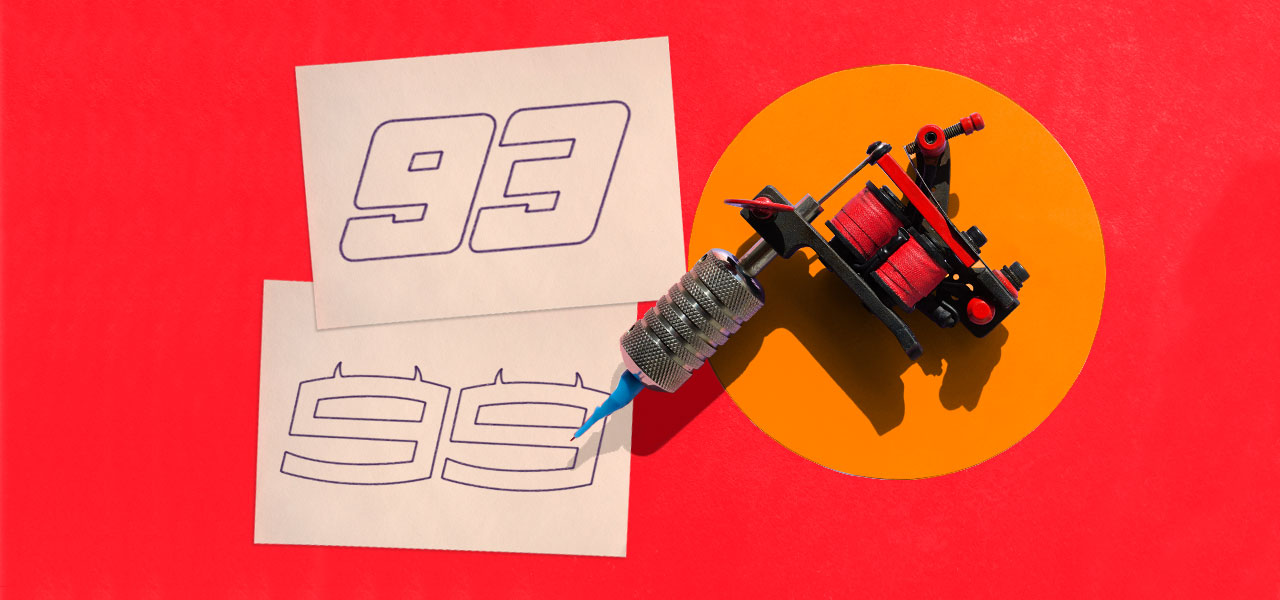 Dos tatuajes moteros Repsol Honda junto a una máquina de tatuar