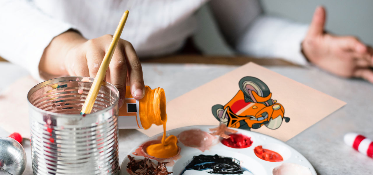 Niña Dibujando y pintando una moto Respsol Honda