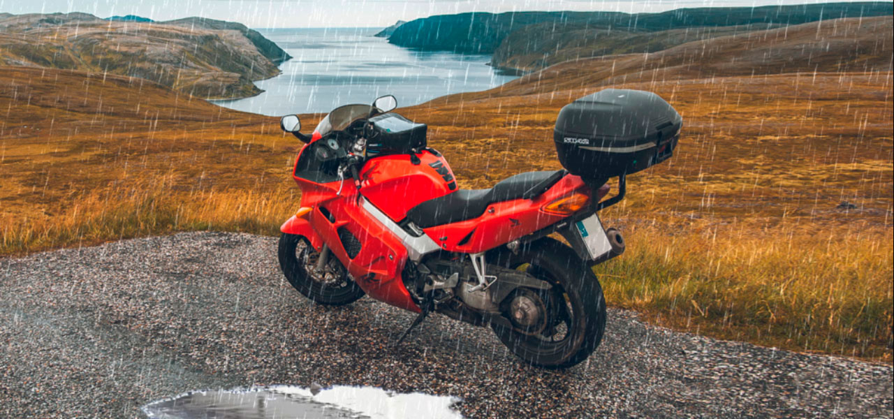 Honda_vrf_bajo_la_lluvia_delante_de_un_lago