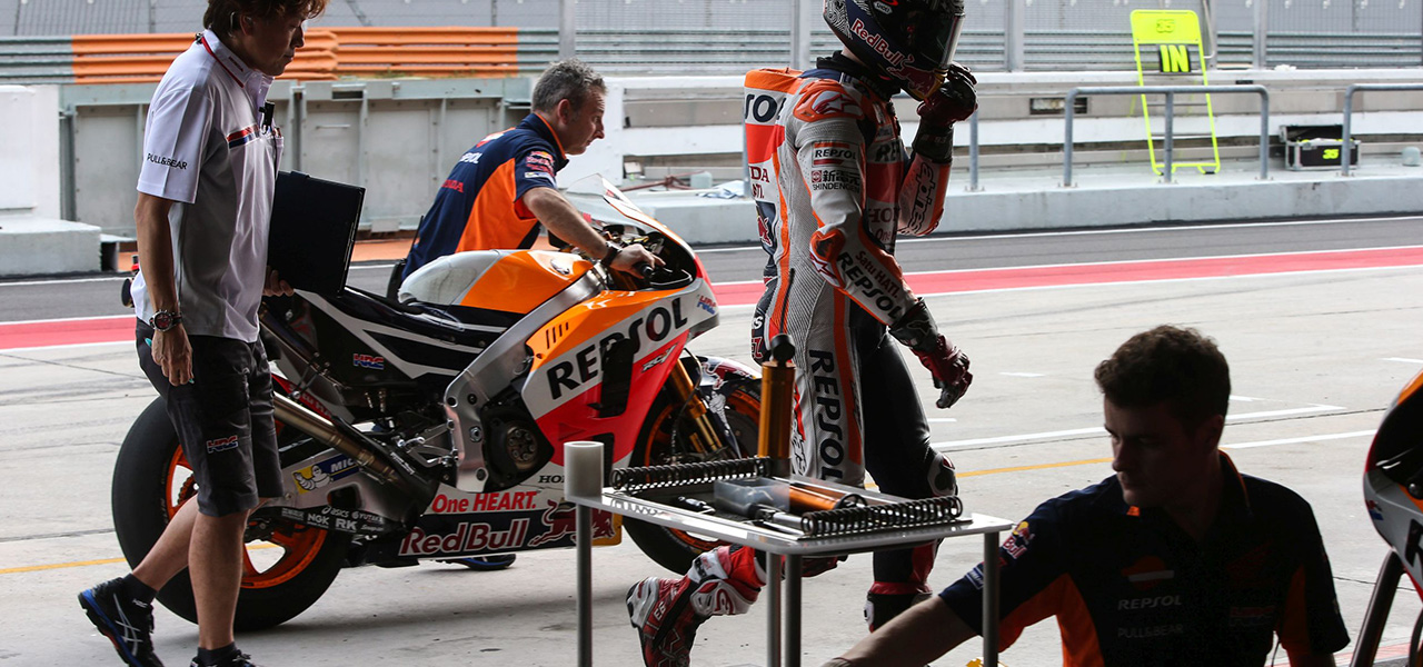 Marc Márquez en el box con una bandeja con suspensiones