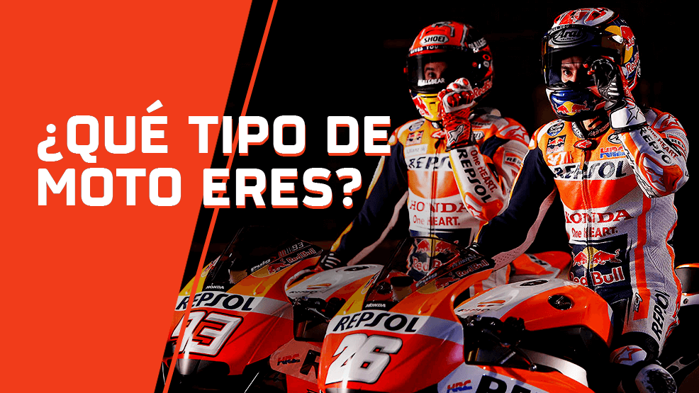 Marc Márquez y Dani Pedrosa parados sobre sus motos con la visera abierta