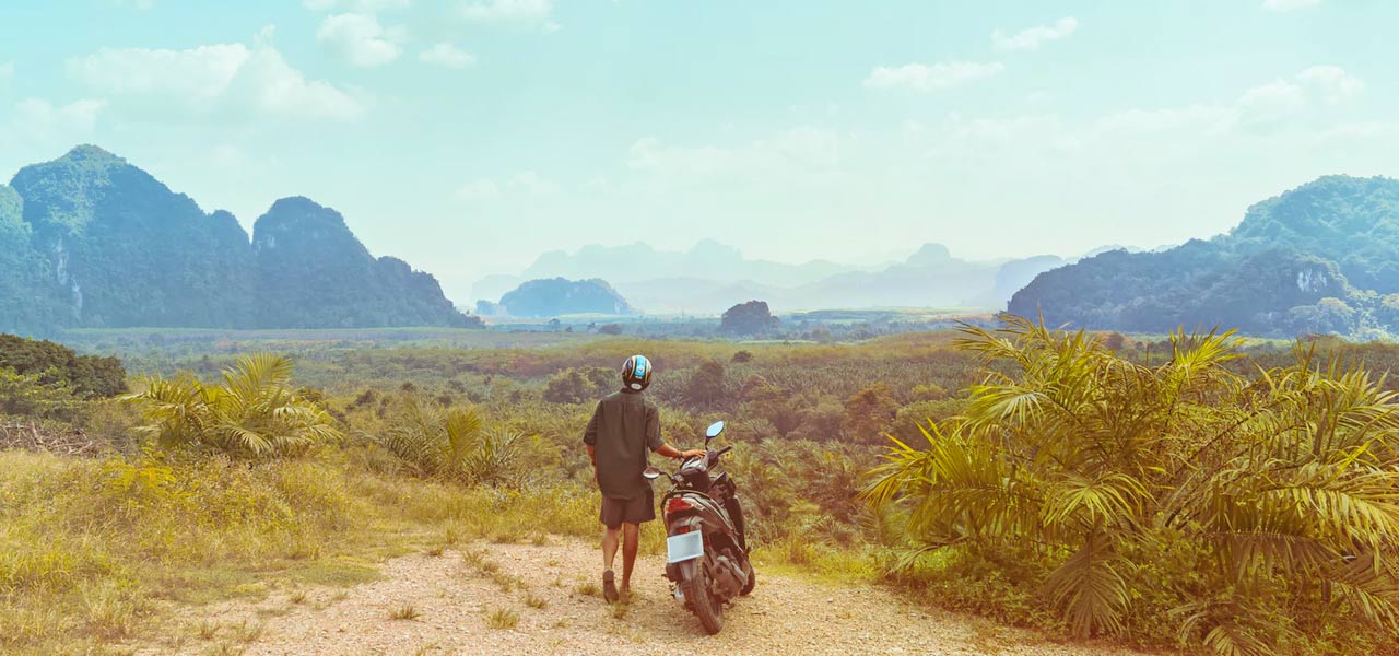 Motero admira el paisaje de su destino de vacaciones