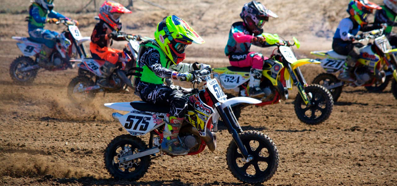 niños_sobre_motos_de_cross_haciendo_una_carrera_en_tierra