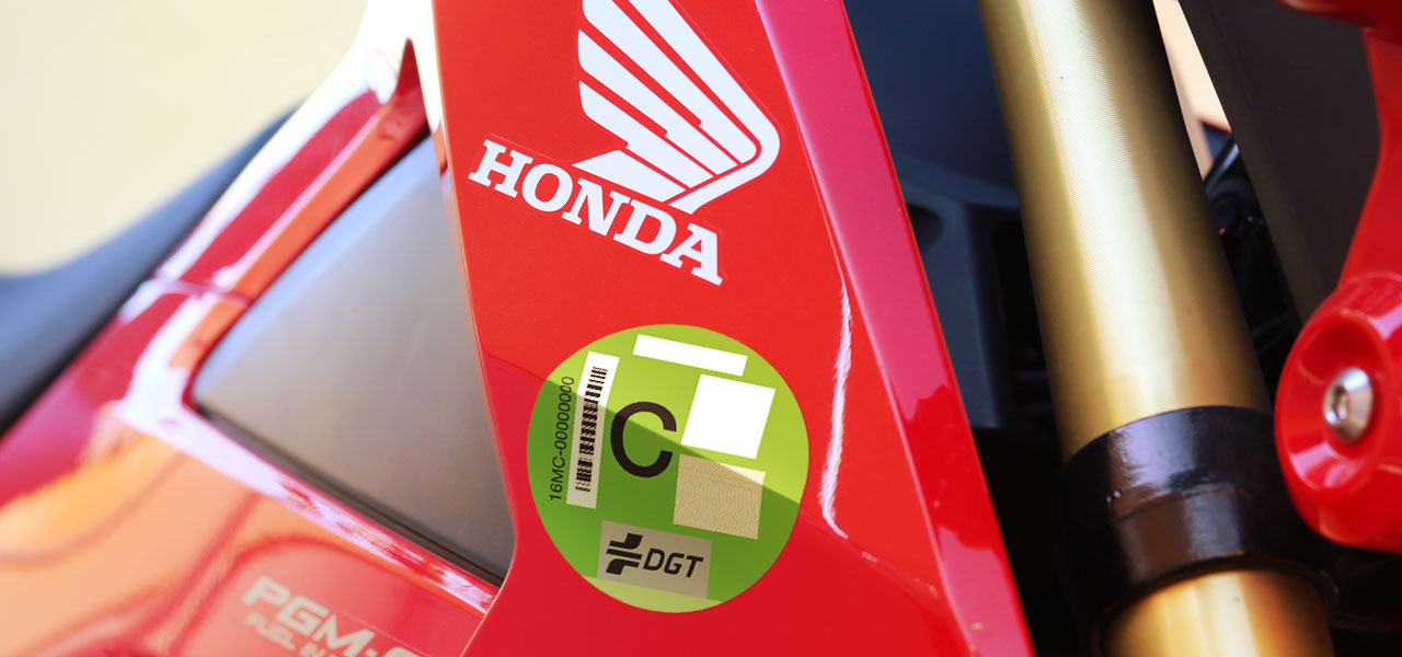 Pegatina medioambiental de la dgt para motos y vehículos