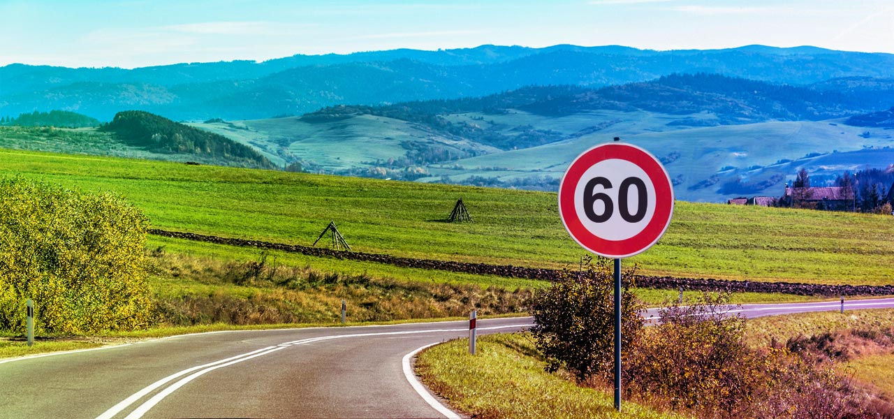 señal de velocidad en el lateral de una carretera