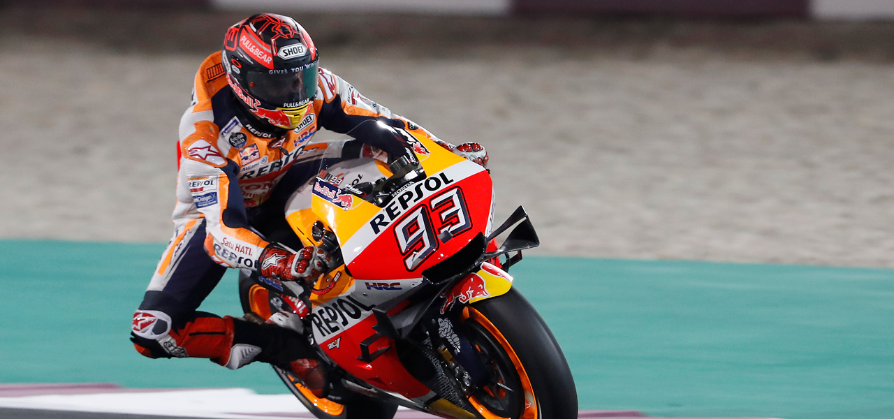 Marc Márquez pilotando la Honda en catar de noche