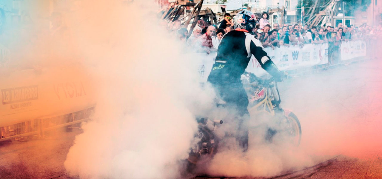 piloto_quemando_rueda_trasera