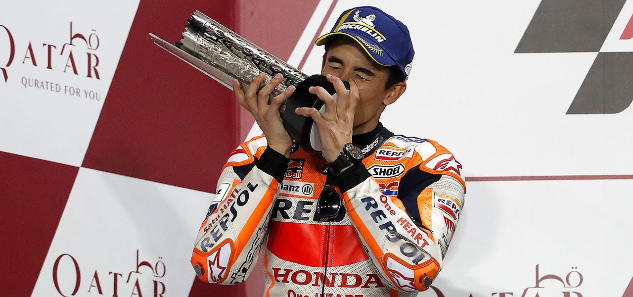 Marc Márquez en el podio del GP de Catar con el trofeo