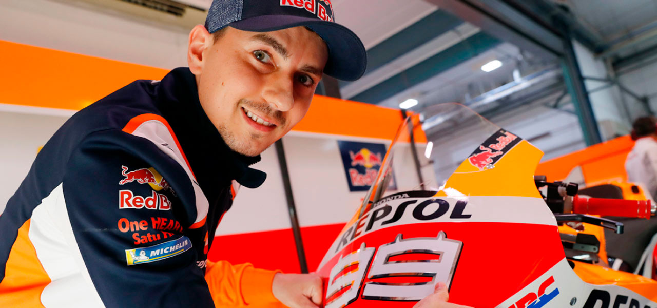 Jorge_lorenzo_poniendo_su_numero_sobre_su_rc213v