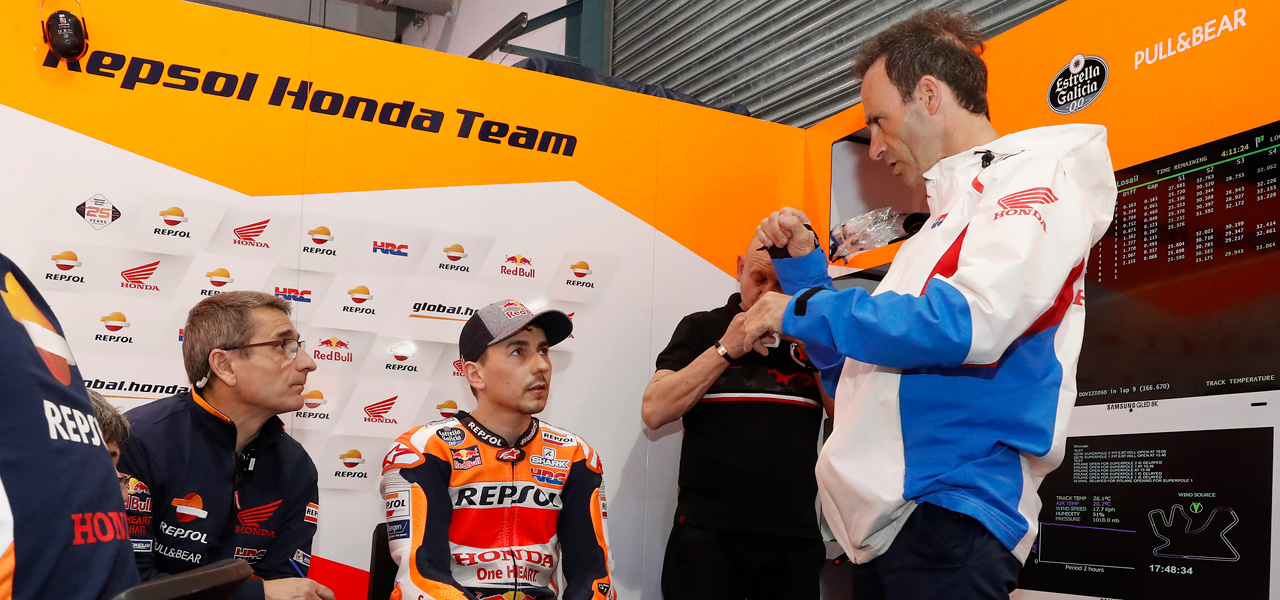 Alberto Puig con Jorge Lorenzo y Ramón Aurín