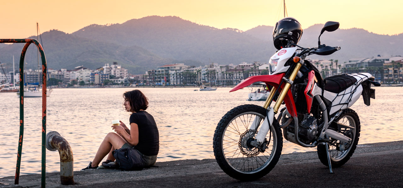 motera-disfruta-de-la-brisa-marina-para-huir-del-polen-en-primavera