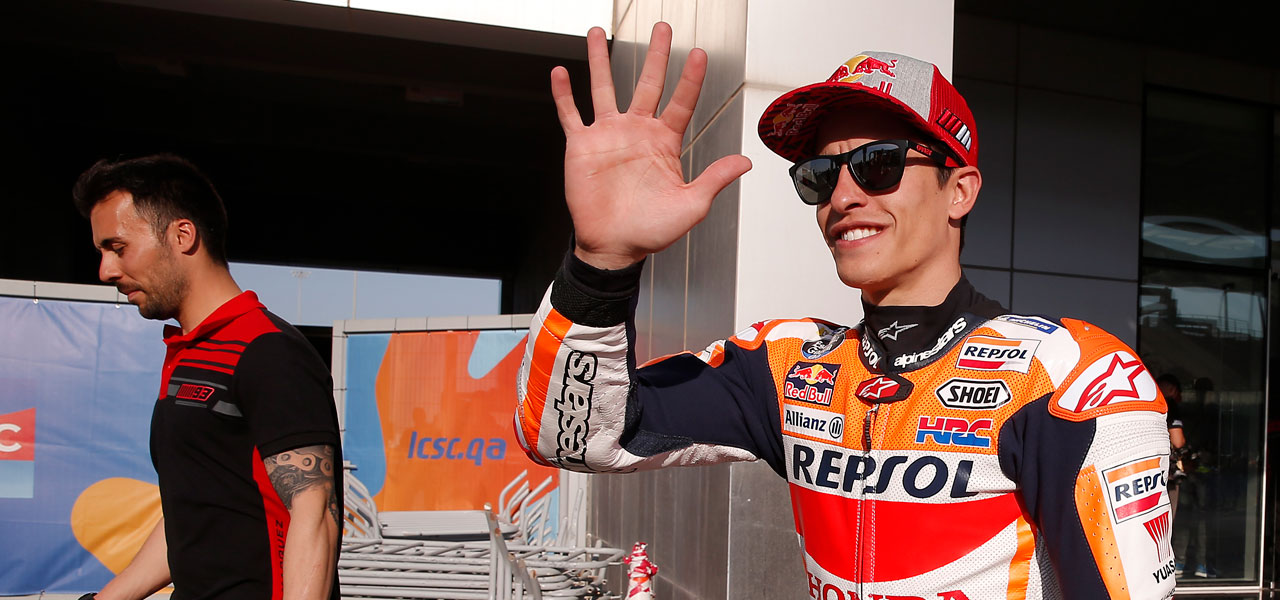 Marc Márquez saludando en Catar