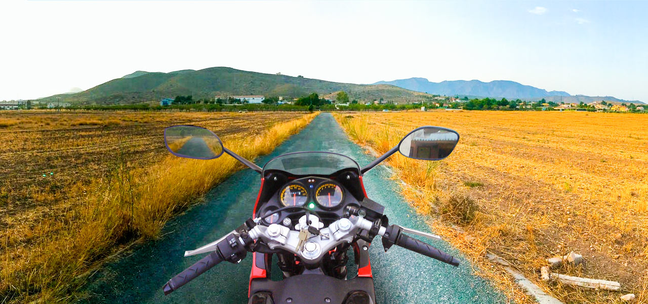 motero cruzando fronteras con su moto mientras viaja