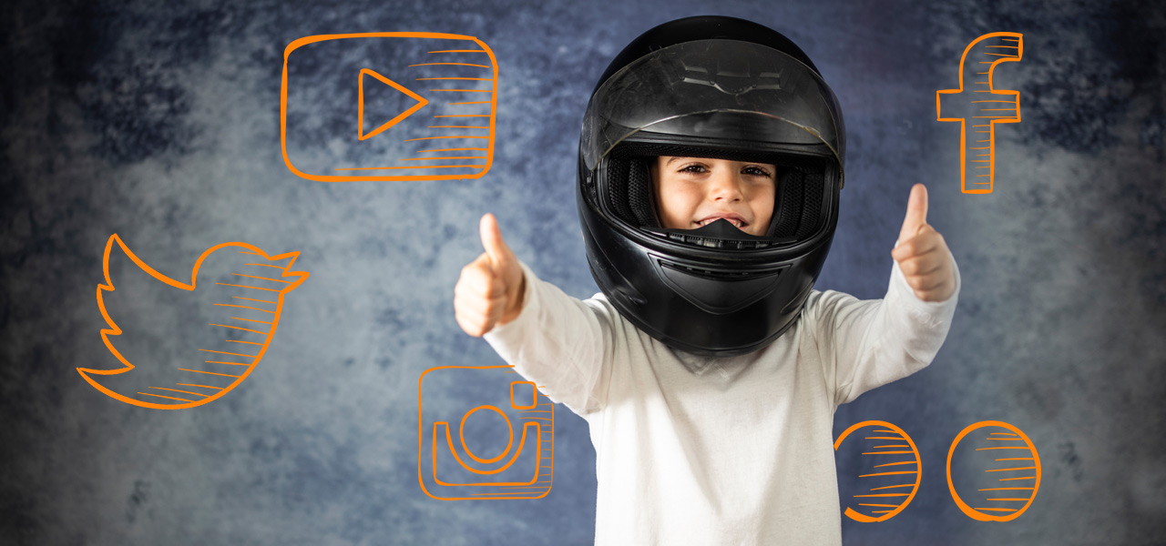 niño-motero-hace-thumbs-up-con-los-logos-de-ss-mm
