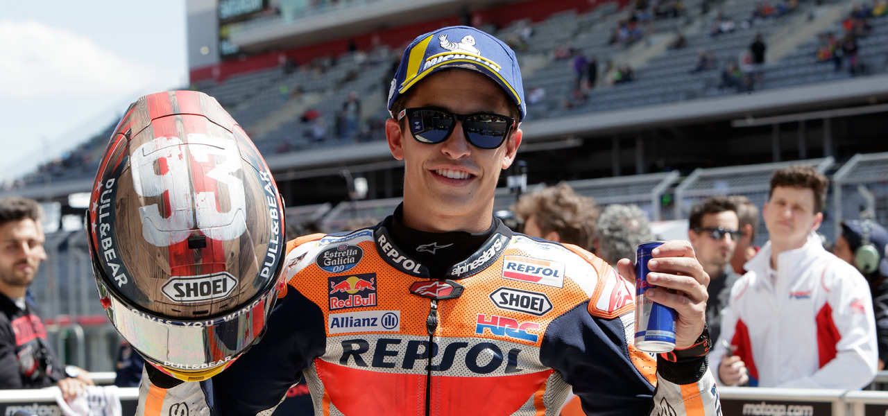 Marc Márquez celebra con casco especial