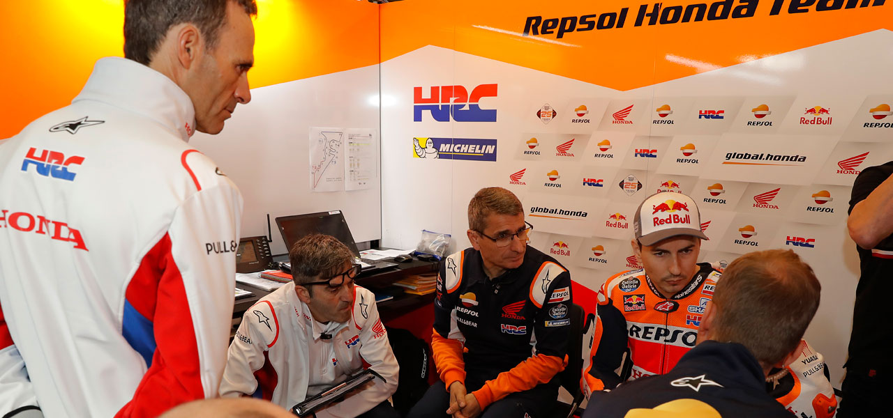 Alberto Puig con Ramón Aurín y Jorge Lorenzo