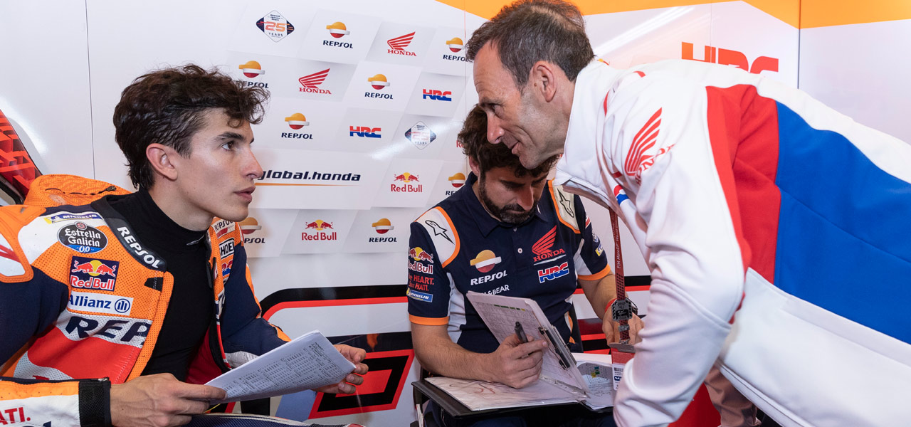 Alberto Puig revisando la estrategia con Marc Márquez