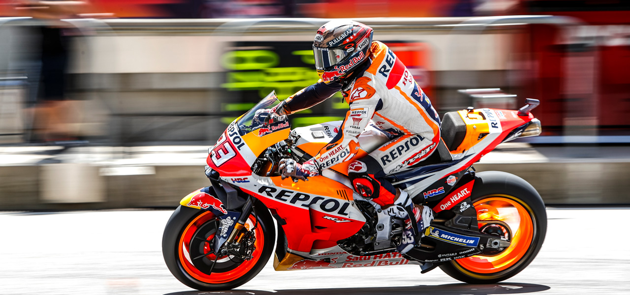 Marc Márquez en moto con materiales ligeros