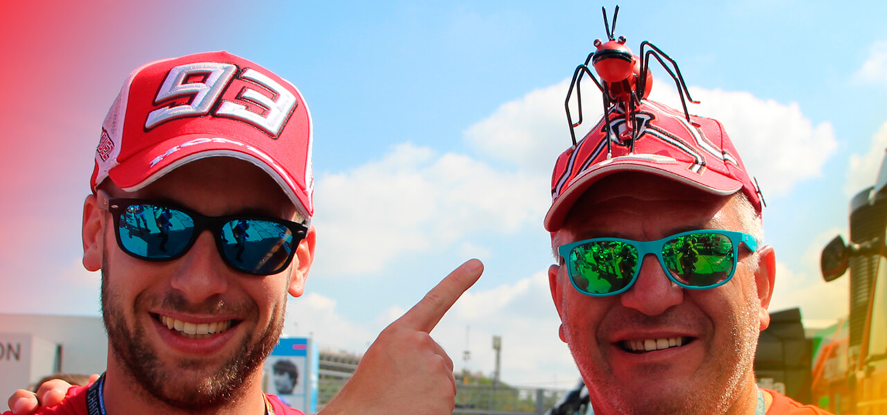 Aficionado_con_una_hormiga