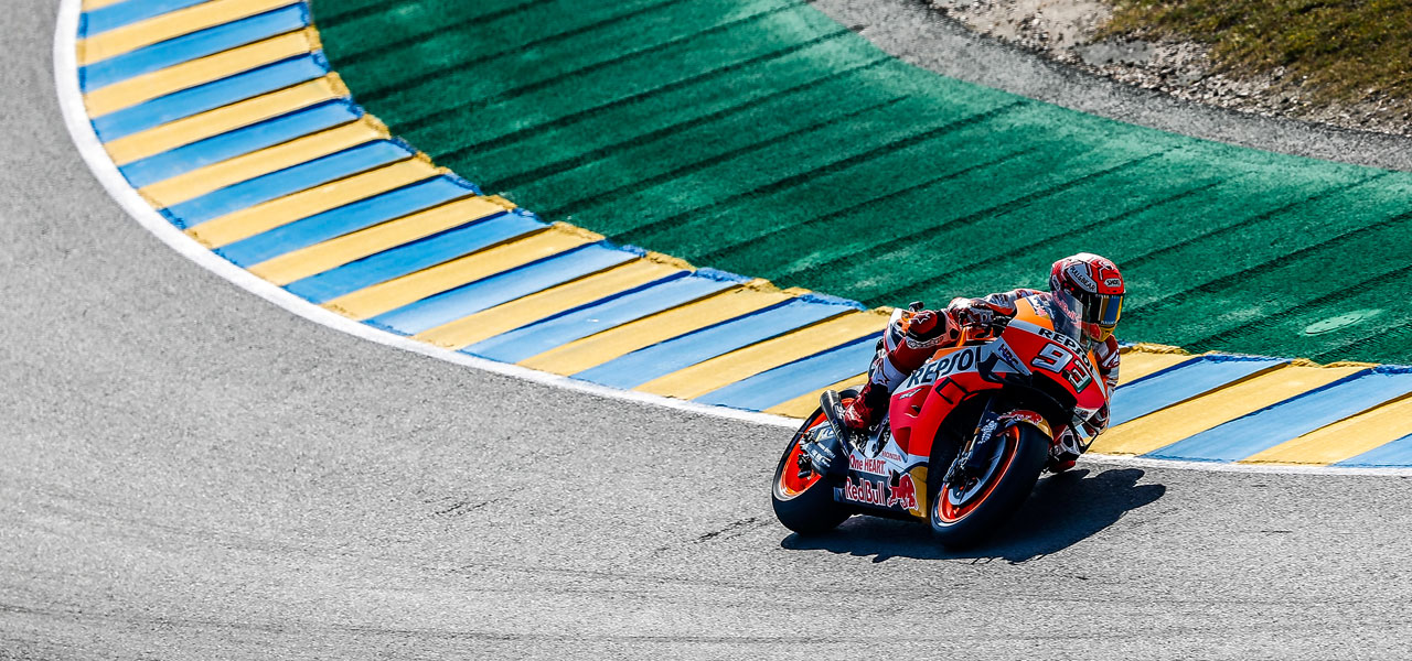 Marc Márquez tomando una curva en sector revirado