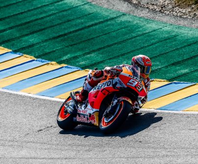 Marc Márquez tomando una curva en sector revirado