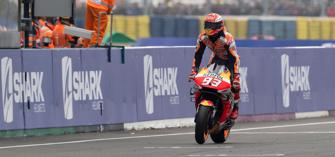 Marc Márquez en la motor con la cabeza levantada