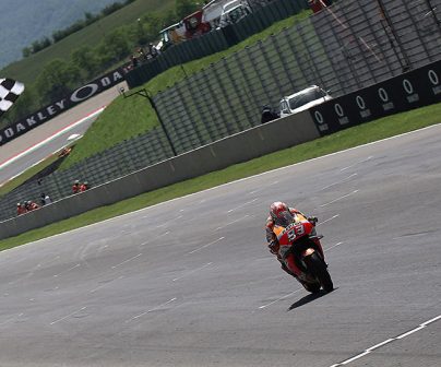 Marc Márquez rodando en pista