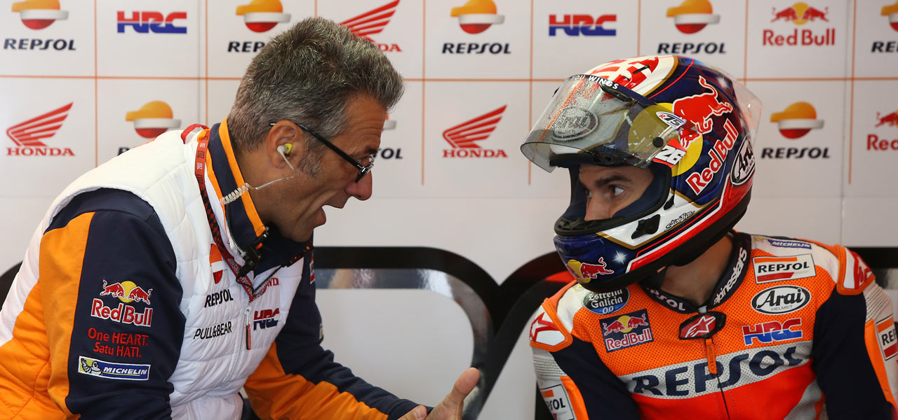 Giacomo Guidotti hablando con Dani Pedrosa en el Box