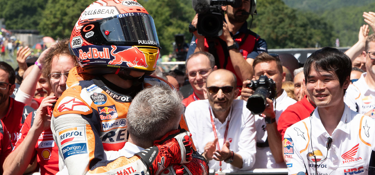 Marc Márquez en plena celebración con el casco puesto