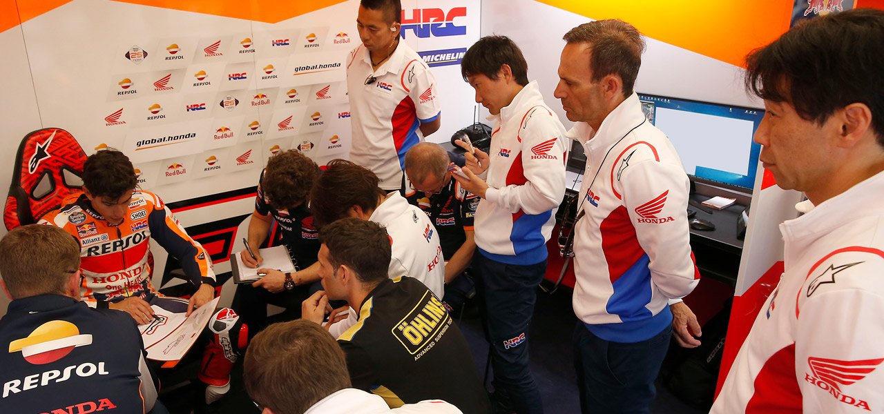 Equipo Repsol Honda en el box trabajando