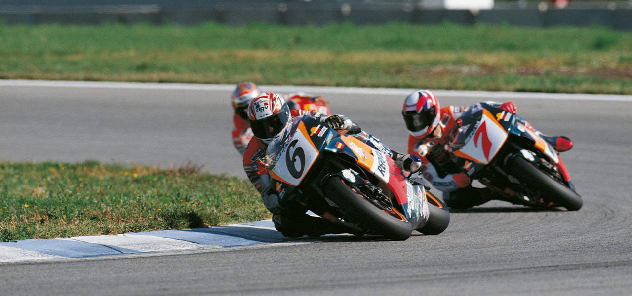 Álex Crivillé y Sinichi Itoh rodando en el GP de Catalunya en 1995