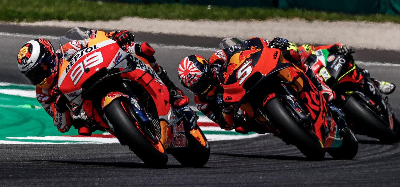 Jorge Lorenzo delante de Zarco en pista