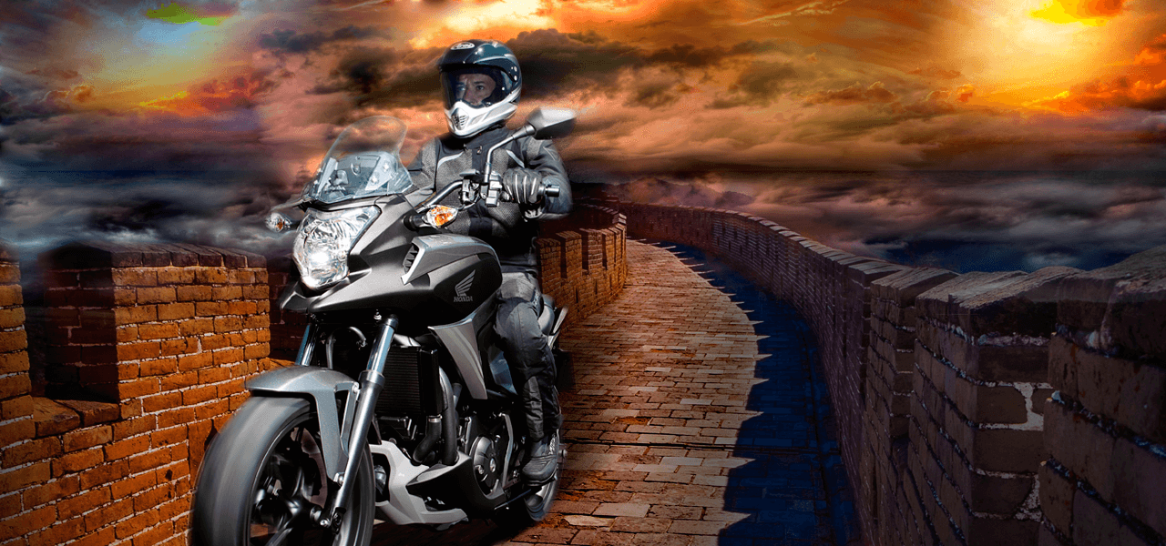honda_nc_rodando_sobre_la_muralla_china