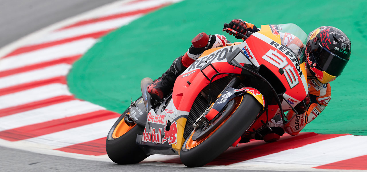 Jorge Lorenzo tomando curva con casco especial