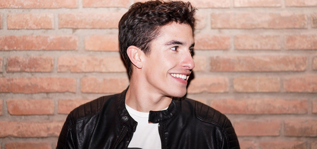 Marc Márquez casual frente a pared
