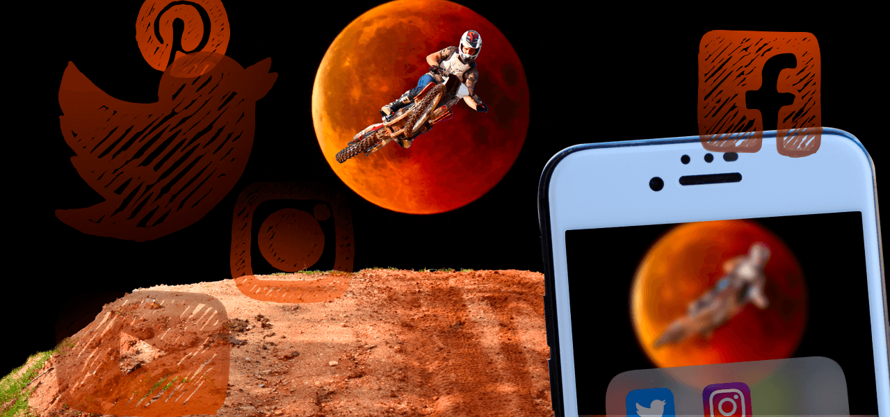 Salto_motocross_con_la_luna_llena_de_fondo