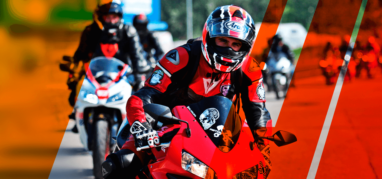 motero_en_cbr_en_ruta_con_amigos