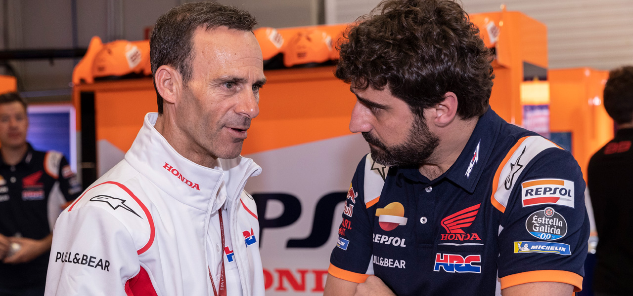 Alberto Puig en el box con Santi Hernández