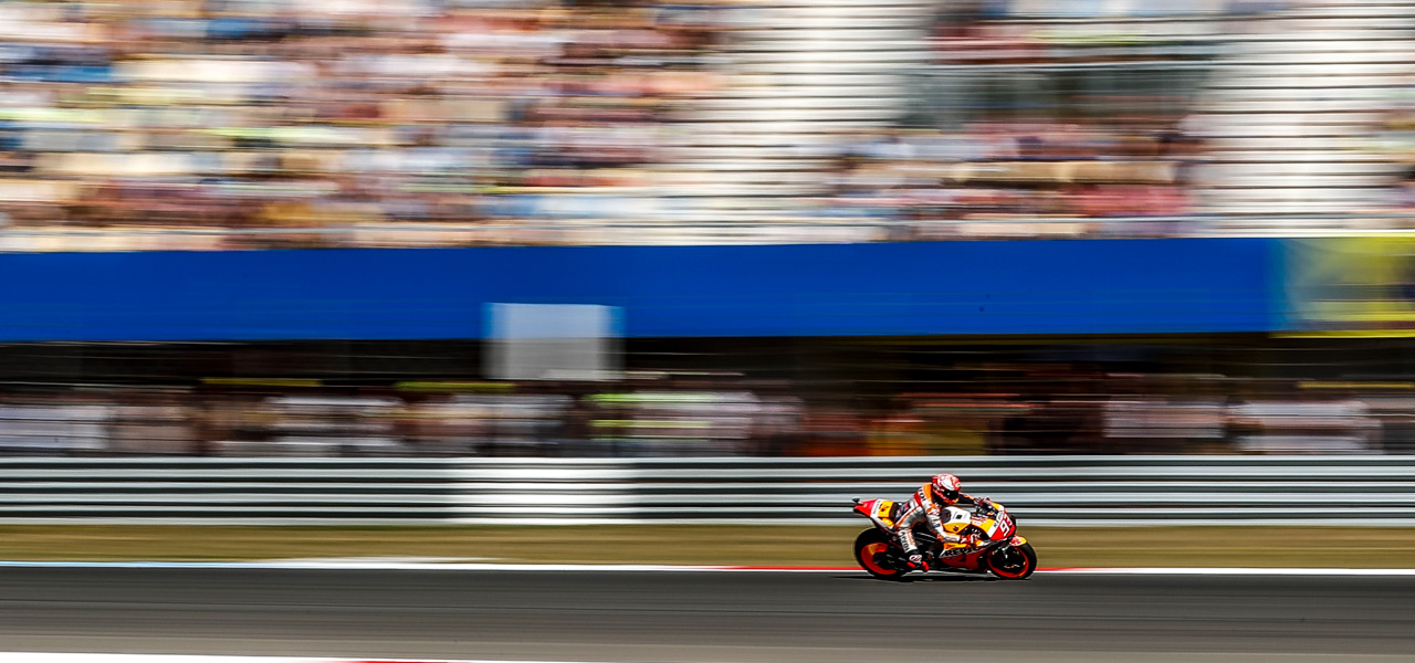 Marc Márquez pilotando a toda velocidad en Motogp