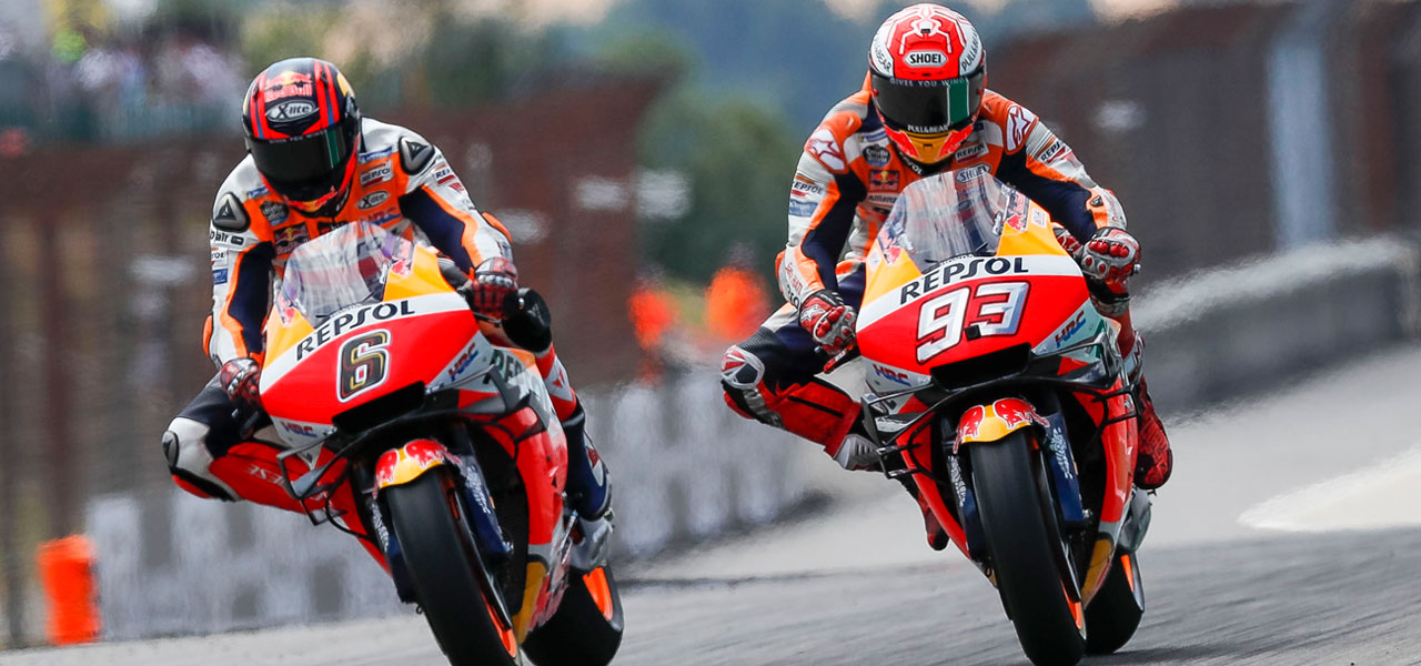 Marc Márquez junto a Stefan Bradl mientras este sustituye a Jorge Lorenzo