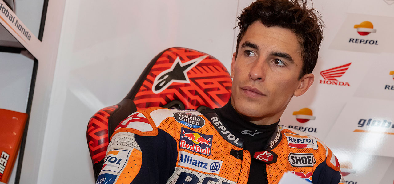 Marc Márquez en el box durante un día de GP