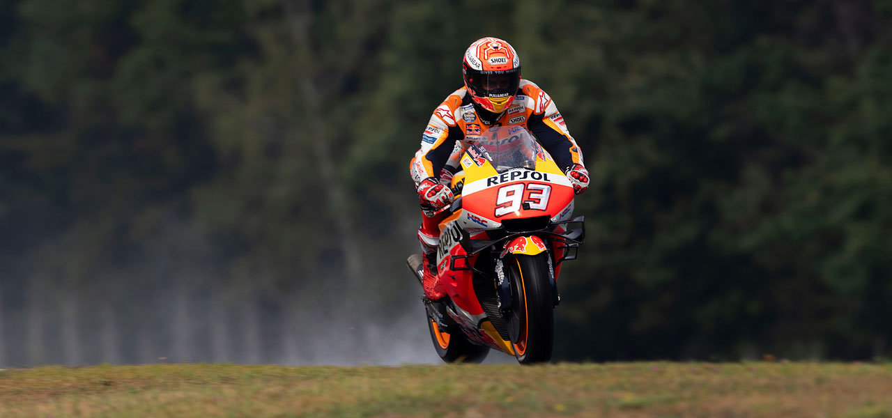 Marc Márquez rueda en lluvia con neumaticos de seco y consigue la pole