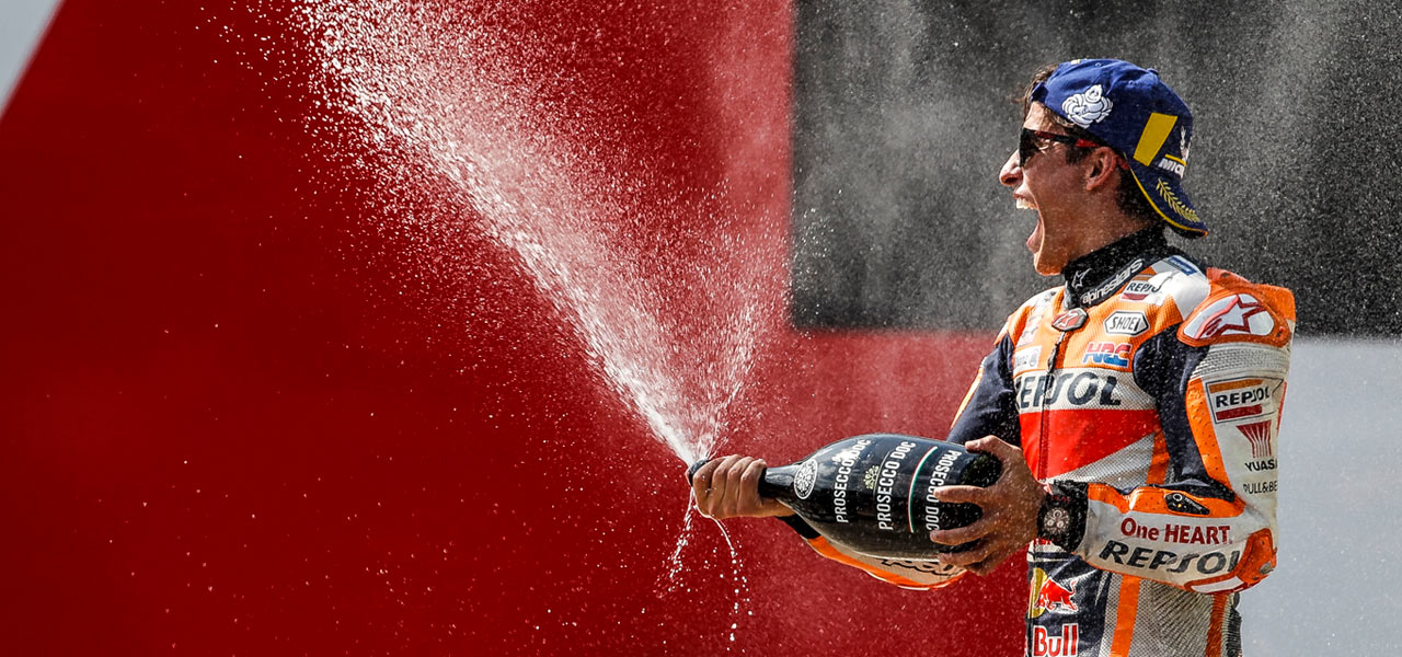 Marc Márquez lanzando cava tras victoria