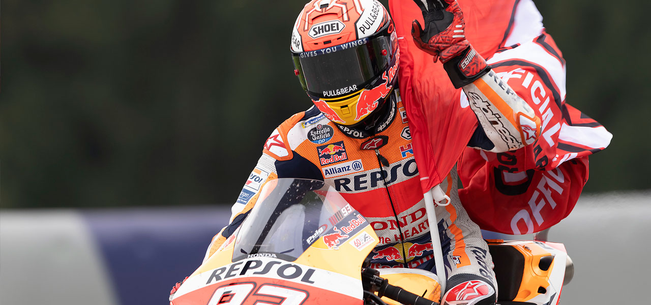 Marc Márquez con su bandera del 93