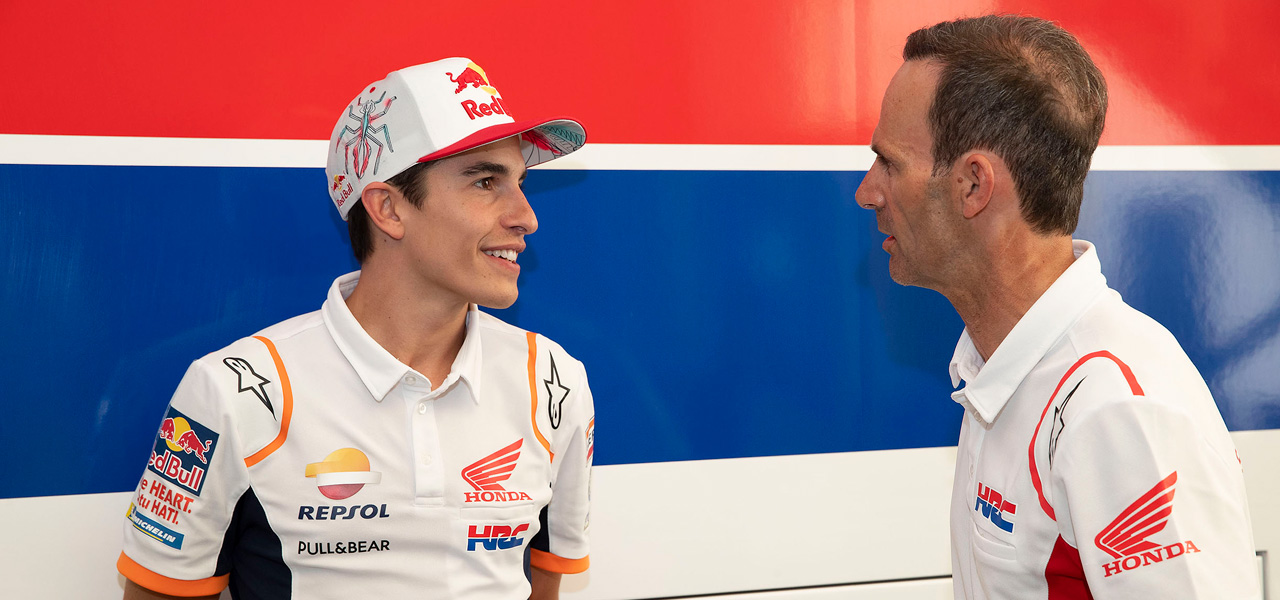 Marc Márquez y Alberto Puig ante los colores de HRC
