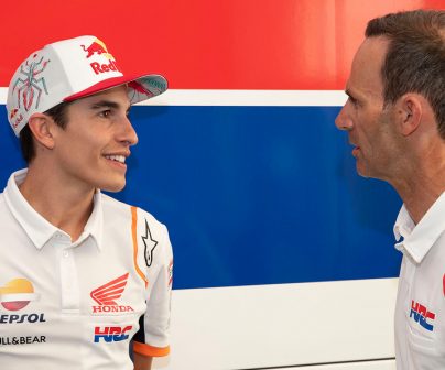 Marc Márquez y Alberto Puig ante los colores de HRC