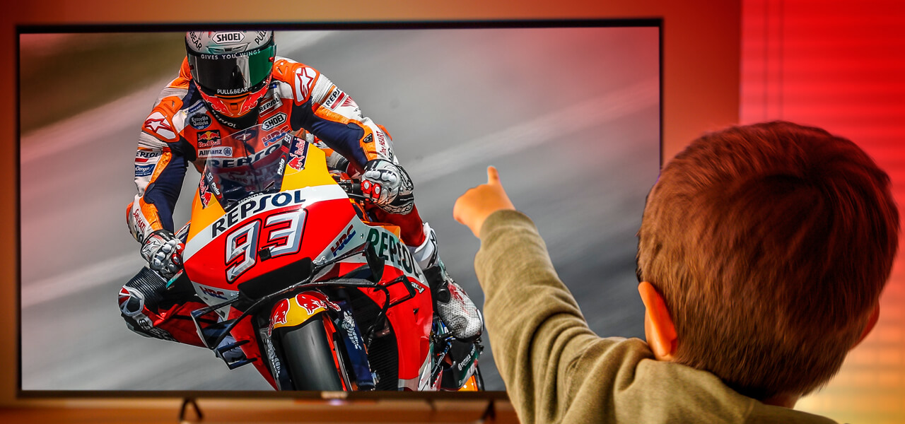 niño_motero_Viendo_motogp_en_la_televison