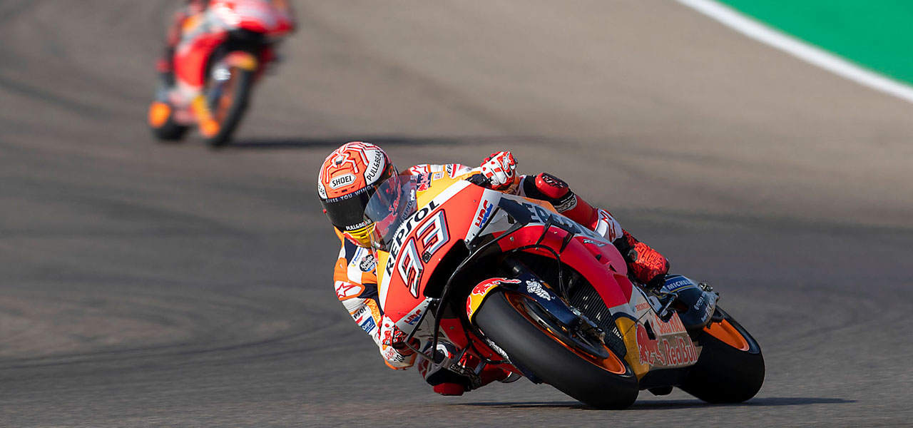 Marc Márquez en circuito con Jorge Lorenzo de fondo