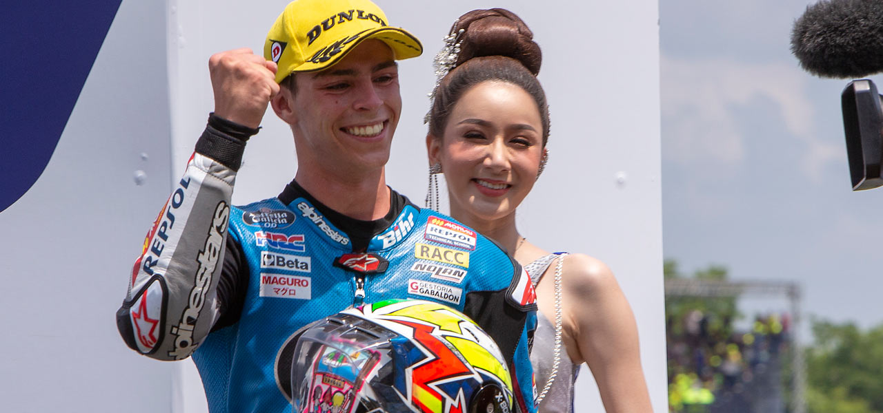 Aloso López celebra con el casco en la mano